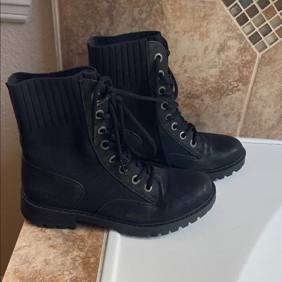 Stylish Black Combat Boots for Women - Picture 4 of 7